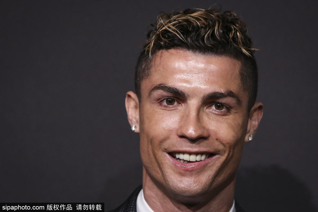 斯卢茨基：我们丢球后不得不加强进攻，这给了对手很多空间（斯卢茨基：失球后我们被迫压上进攻，给了对手更多空当）