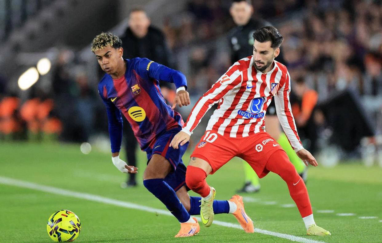 在极光下滑冰，这算不算人生的“高光”时刻？（极光之下滑冰，是否人生最闪耀的瞬间？）