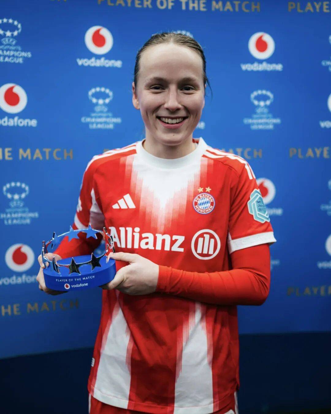 罗马3-1客胜克雷莫内塞登顶意甲，苏莱、埃文-弗格森、利马破门（罗马客场3-1击退克雷莫内塞登顶意甲榜首，苏莱、埃文-弗格森、利马相继建功）