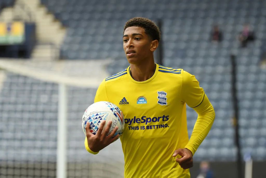 里弗斯：字母哥不会随队前往底特律，格林明天接受MRI检查