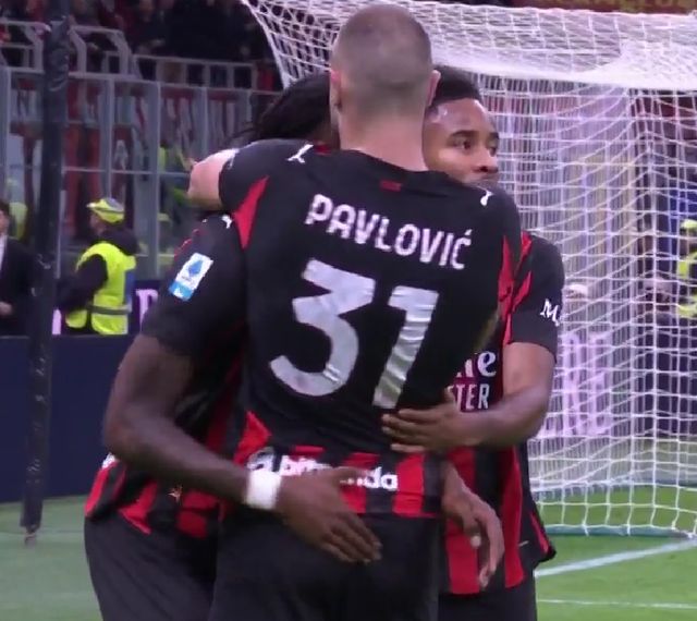 曼联、利物浦近五轮各1胜，英超积分榜曼联积22分，领先利物浦。（曼联利物浦近五轮各仅一胜，英超积分曼联22分暂压利物浦）