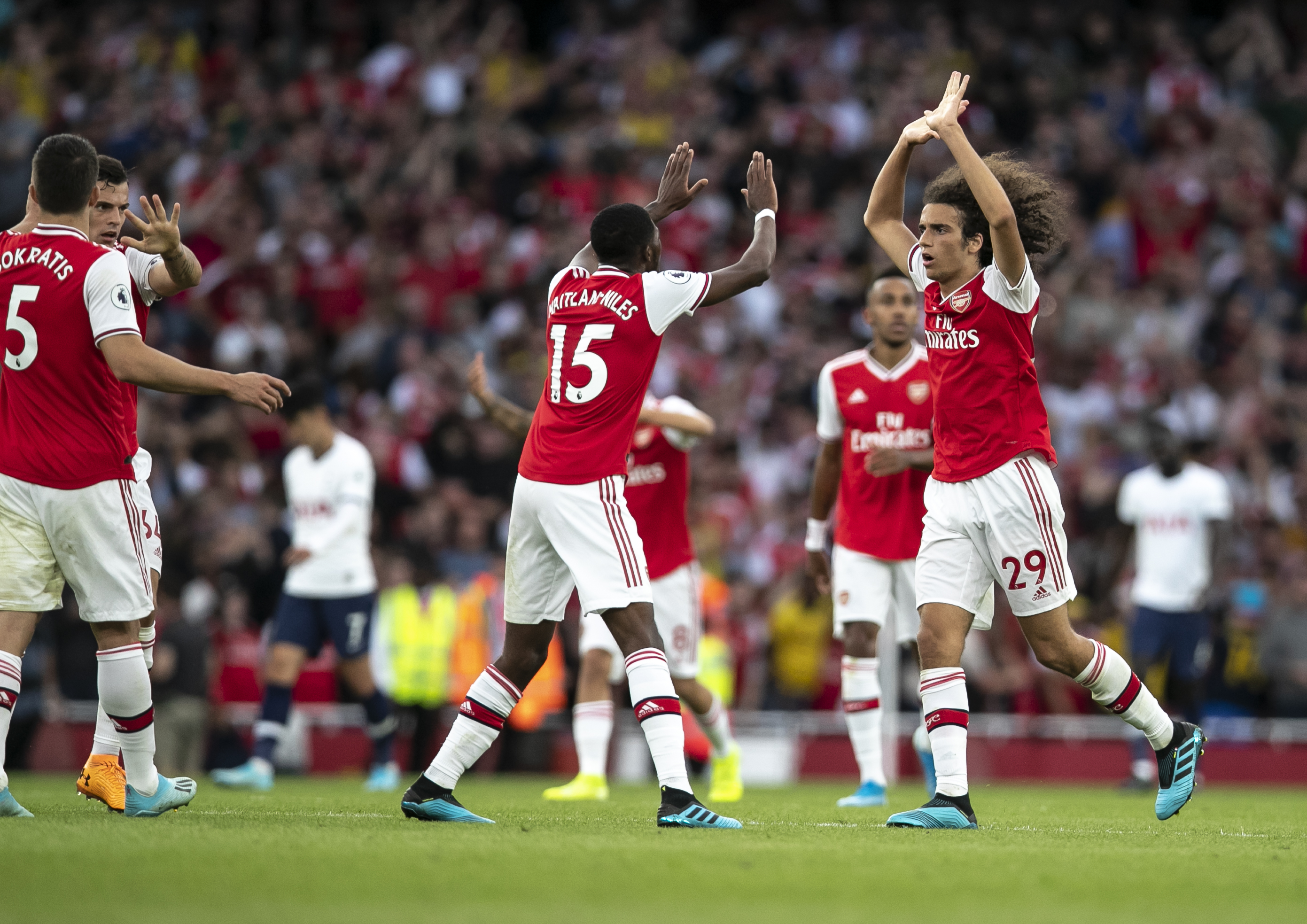 足球德国队主帅回应质疑：球队需要时间重建（德国队主帅回应质疑：球队重建尚需时日）