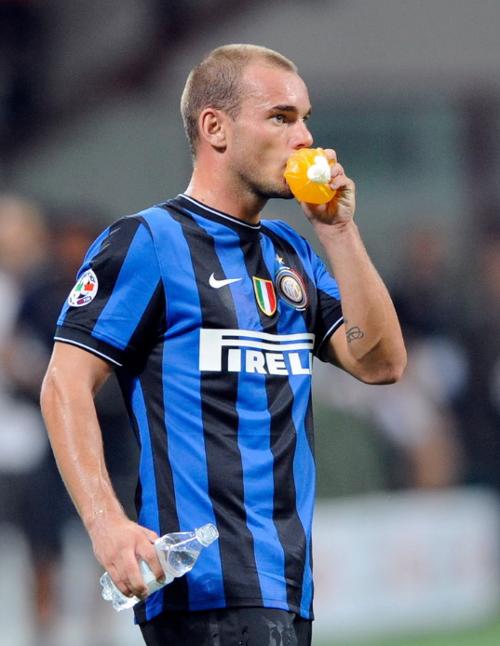 米兰女排以3-0击败贝加莫，艾格努砍25分MVP，展现统治力，整体配合出色，展现冠军底蕴。（米兰女排3-0横扫贝加莫，艾格努25分当选MVP，团队默契尽显冠军气质）