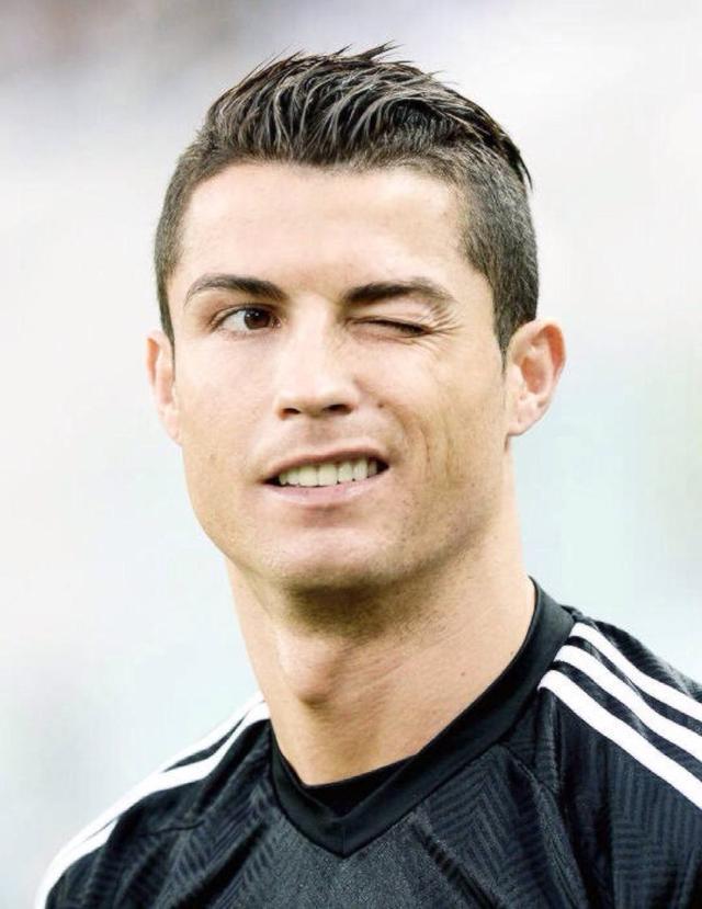 萨顿批萨拉赫：状态大幅下滑该接受替补，还自视甚高令人尴尬（萨顿指责萨拉赫：状态下滑应坐替补，自负姿态令人尴尬）