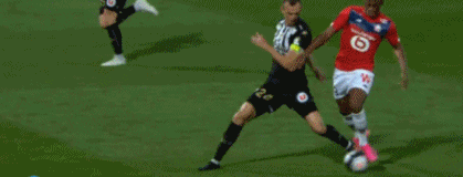 曼联加入左后卫争夺战！瞄准法兰克福新星布朗，面临皇马巴萨竞争（曼联竞夺左后卫：相中法兰克福新星布朗，皇马巴萨同场竞争）