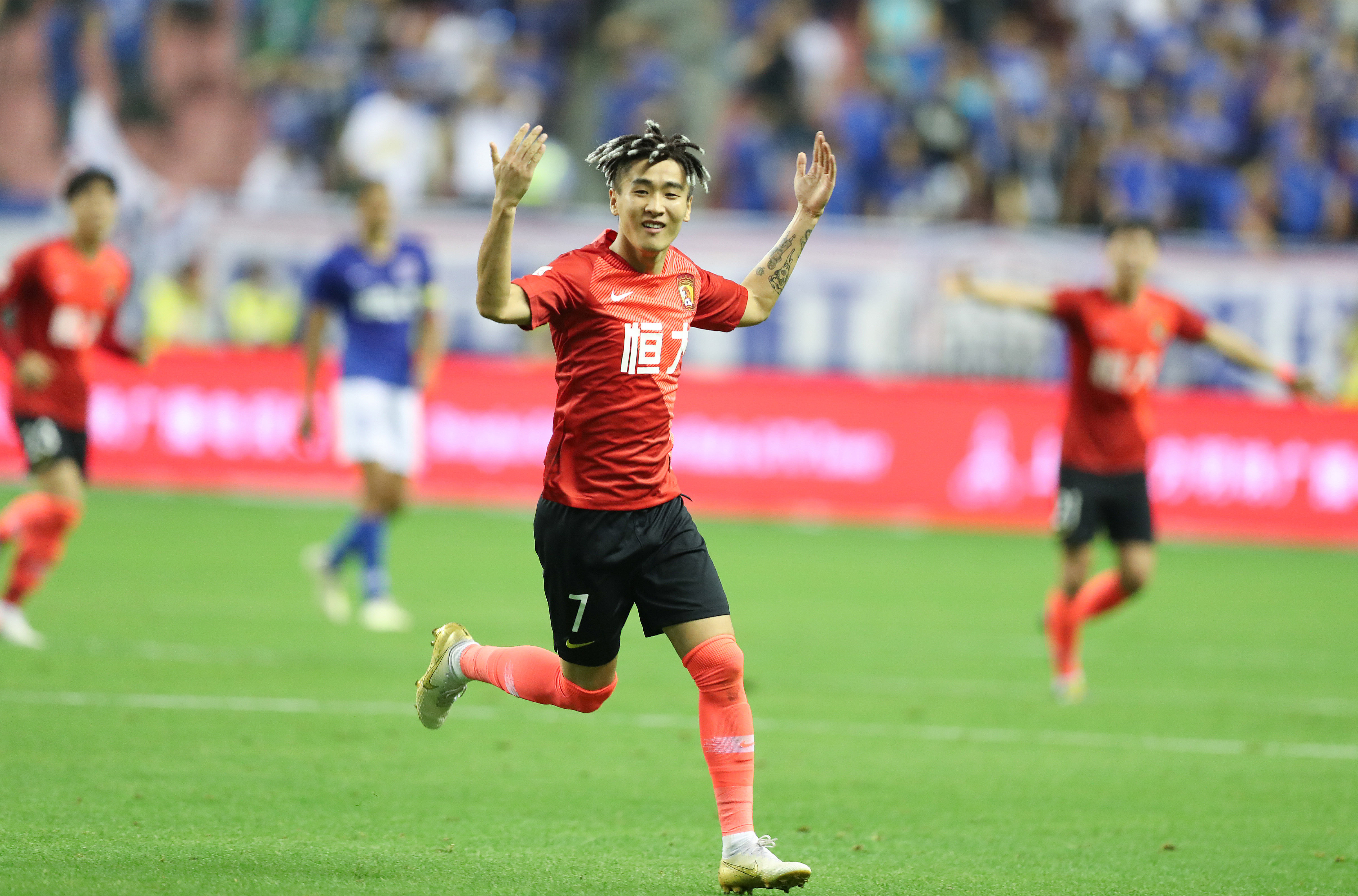 默特萨克、于大宝观战梅州U15vs浙江U15，并与小球员互动（默特萨克与于大宝到场观看梅州U15对阵浙江U15，并与小球员互动交流）