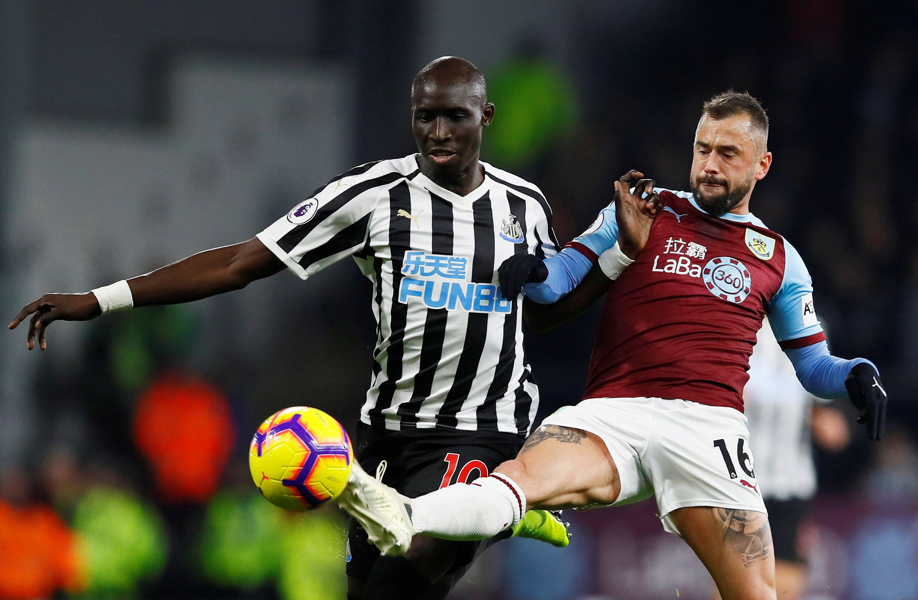 巴萨赛前发小白当年绝杀照，切尔西赛后用埃斯特旺破门照回应（巴萨赛前晒小白绝杀旧照，切尔西赛后以埃斯特旺进球照回敬）