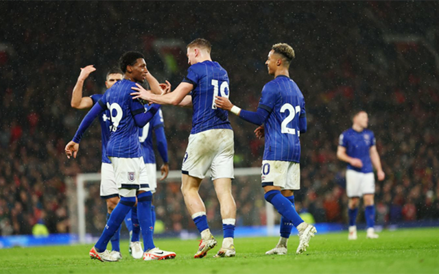 湖人板凳哑火半场仅得7分，马刺三大板凳合砍29分压制湖人（湖人替补熄火半场仅7分，马刺三替补合力轰29分占上风）