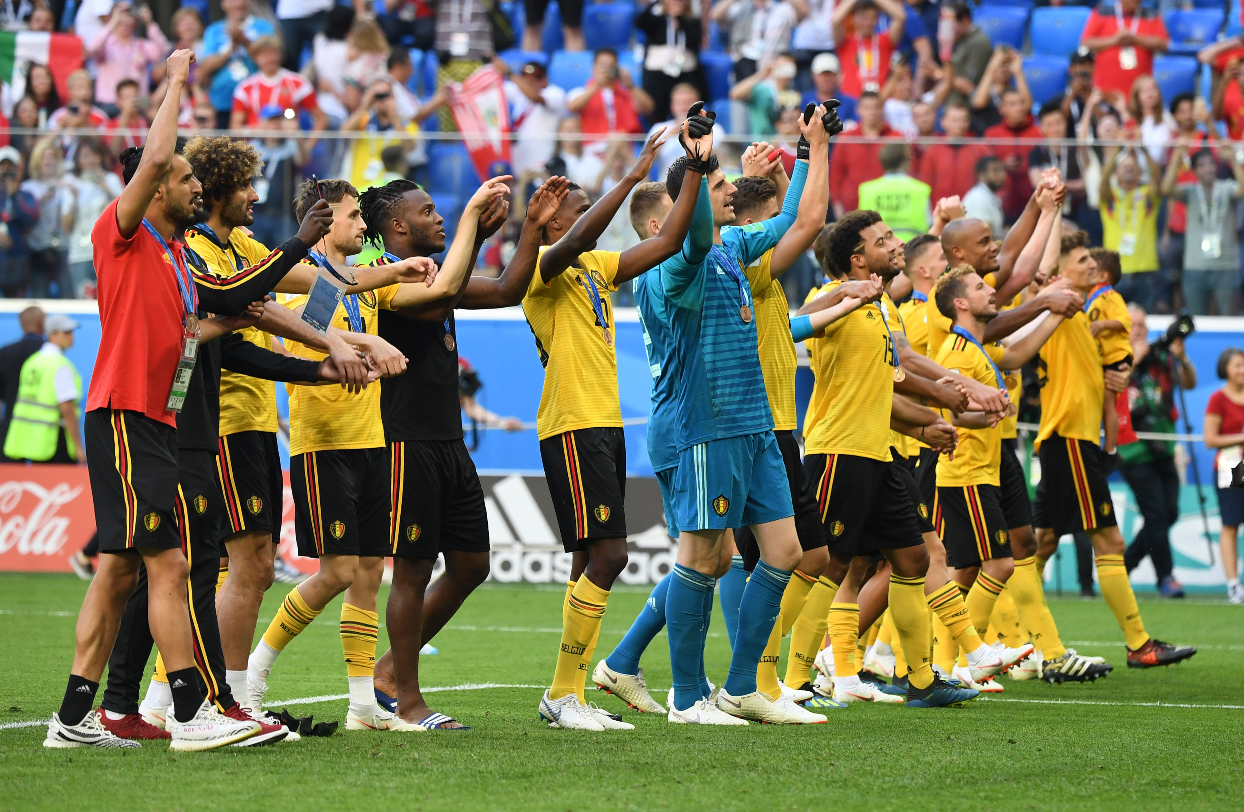 人盯人战术，一段萨利巴紧逼凯恩的短视频走红网络（萨利巴紧追凯恩的短视频爆红全网：人盯人战术示范）