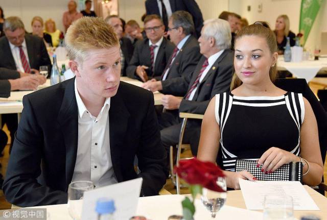 追平切尔西升英超第6！B费2射1传一战造2大神迹，曼联4-1复仇狼队（曼联4-1雪耻狼队升至英超第6追平切尔西！B费双响+助攻缔造两项神迹）